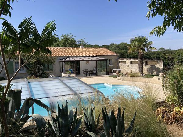 Maison Nieul sur Mer, 3 chambres, 3 garages, piscine, dépendances.