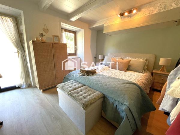 Maison de pierre rénovée avec jardin, dépendances