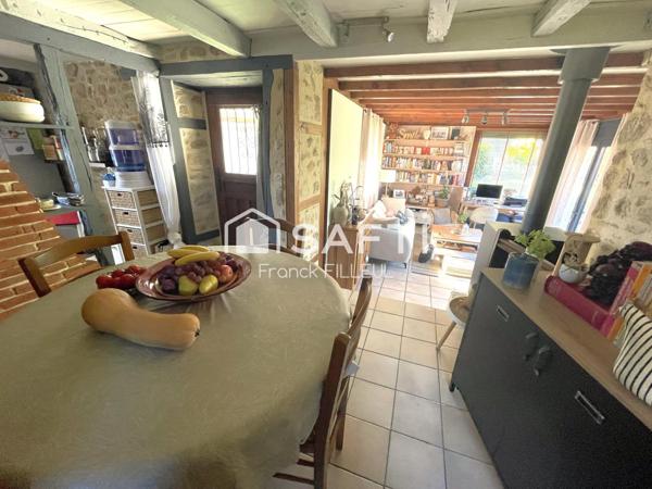 Maison de pierre rénovée avec jardin, dépendances