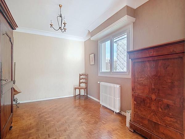 Gelos : Maison Familiale de 110 m² possibilité d'agrandissement avec 1000m² de Terrain séjour, salle à manger, cuisine, trois chambres, salle de bains, W.C, garage, sous-sol et combles aménageables