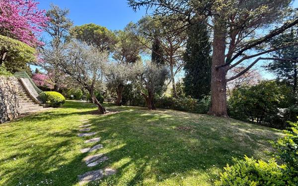 Appartement à vendre    3 pièces • 79 m2 Grasse