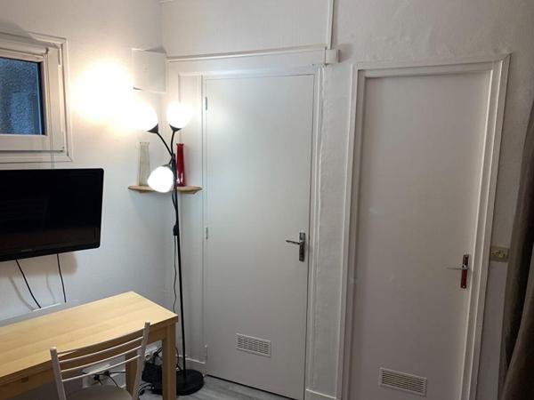 Studio avec cuisine et salle de bain séparées, agrémenté d'une terrasse plein sud