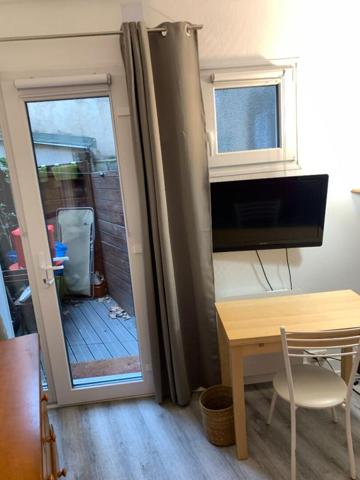 Studio avec cuisine et salle de bain séparées, agrémenté d'une terrasse plein sud