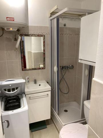 Studio avec cuisine et salle de bain séparées, agrémenté d'une terrasse plein sud