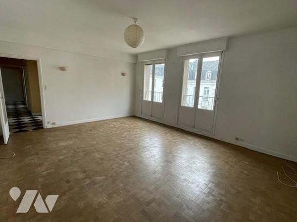 LILLE - SECTEUR VIEUX LILLE - T4 à rénover avec cave et emplacement de parking