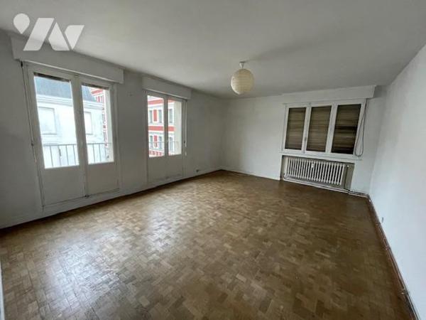 LILLE - SECTEUR VIEUX LILLE - T4 à rénover avec cave et emplacement de parking