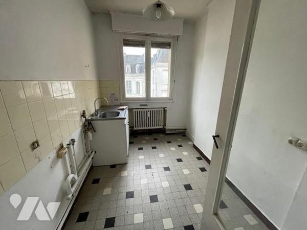 LILLE - SECTEUR VIEUX LILLE - T4 à rénover avec cave et emplacement de parking