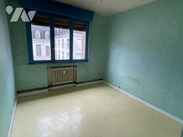 LILLE - SECTEUR VIEUX LILLE - T4 à rénover avec cave et emplacement de parking