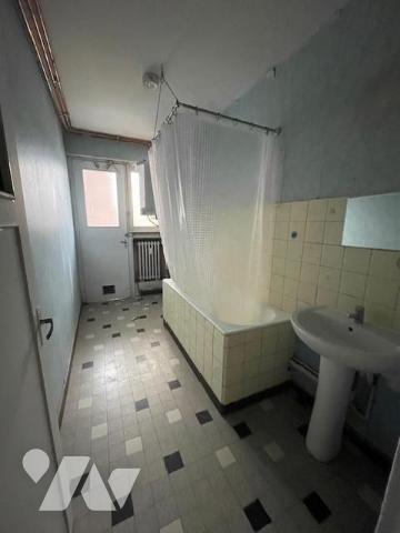 LILLE - SECTEUR VIEUX LILLE - T4 à rénover avec cave et emplacement de parking