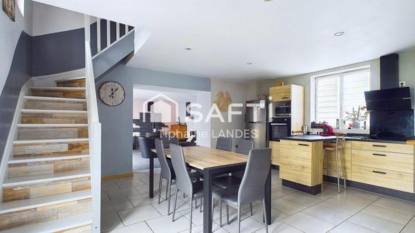 Ensemble immobilier rénové avec piscine.