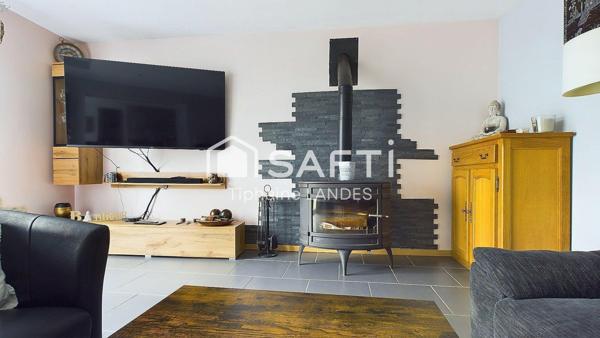 Ensemble immobilier rénové avec piscine.