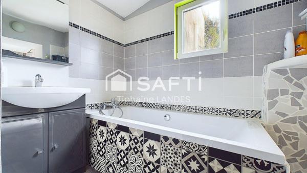 Ensemble immobilier rénové avec piscine.