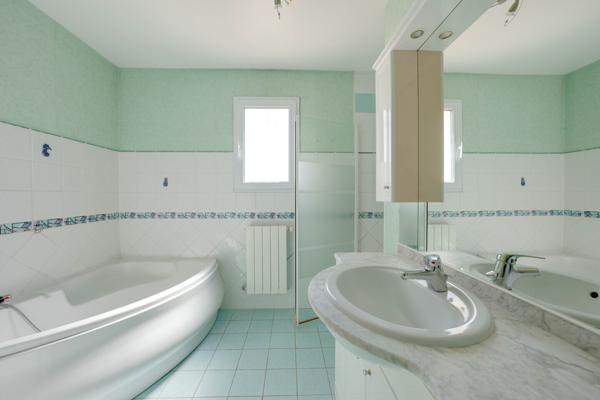 Villa 4 chambres , jardin piscine et garage