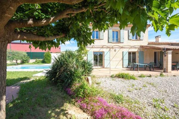 Villa 4 chambres , jardin piscine et garage