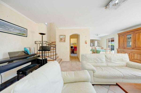 Villa 4 chambres , jardin piscine et garage