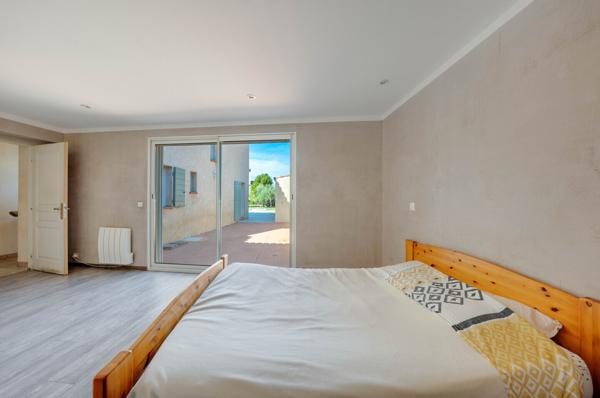 Villa 4 chambres , jardin piscine et garage