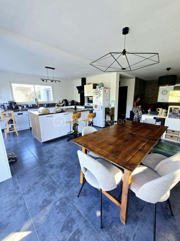 Découvrez cette magnifique maison récente de 2020, située dans un environnement alliant tranquillité et accessibilité urbaine. Profitez d’un cadre de vie paisible, à seulement quelques pas des commodités essentielles.

Cette maison, non mitoyenne sur 2 niveaux, offre 105 m² d'espace optimisé. Composée de 4 pièces spacieuses, elle s'adapte parfaitement aux besoins familiaux. Sa cuisine et son séjour lumineux vous accueillent chaleureusement pour des moments conviviaux.

Profitez d'une terrasse idéale pour vos repas en extérieur et de 2 places de parking pour votre confort. Le tout dans un cadre sécurisé, parfaitement entretenu depuis sa construction récente.

Cette maison vous offre encore des possibilités de création d'une pièce supplémentaire pour les grandes familles. 

Proximité des transports en commun et services ajoute à l’attrait de ce bien exceptionnel. Ne laissez pas passer cette opportunité unique de vivre dans un cadre moderne et fonctionnel. Contactez Florence JUYON pour en savoir plus sur cette maison à la vente.