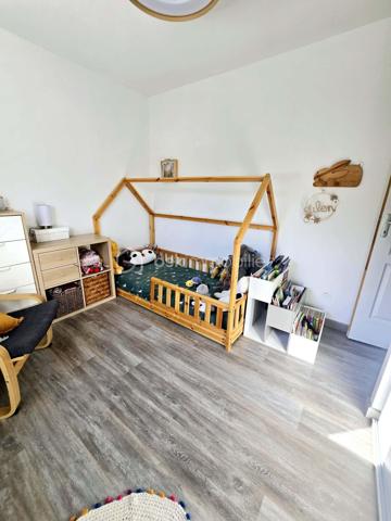 Découvrez cette magnifique maison récente de 2020, située dans un environnement alliant tranquillité et accessibilité urbaine. Profitez d’un cadre de vie paisible, à seulement quelques pas des commodités essentielles.

Cette maison, non mitoyenne sur 2 niveaux, offre 105 m² d'espace optimisé. Composée de 4 pièces spacieuses, elle s'adapte parfaitement aux besoins familiaux. Sa cuisine et son séjour lumineux vous accueillent chaleureusement pour des moments conviviaux.

Profitez d'une terrasse idéale pour vos repas en extérieur et de 2 places de parking pour votre confort. Le tout dans un cadre sécurisé, parfaitement entretenu depuis sa construction récente.

Cette maison vous offre encore des possibilités de création d'une pièce supplémentaire pour les grandes familles. 

Proximité des transports en commun et services ajoute à l’attrait de ce bien exceptionnel. Ne laissez pas passer cette opportunité unique de vivre dans un cadre moderne et fonctionnel. Contactez Florence JUYON pour en savoir plus sur cette maison à la vente.