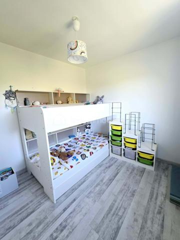 Découvrez cette magnifique maison récente de 2020, située dans un environnement alliant tranquillité et accessibilité urbaine. Profitez d’un cadre de vie paisible, à seulement quelques pas des commodités essentielles.

Cette maison, non mitoyenne sur 2 niveaux, offre 105 m² d'espace optimisé. Composée de 4 pièces spacieuses, elle s'adapte parfaitement aux besoins familiaux. Sa cuisine et son séjour lumineux vous accueillent chaleureusement pour des moments conviviaux.

Profitez d'une terrasse idéale pour vos repas en extérieur et de 2 places de parking pour votre confort. Le tout dans un cadre sécurisé, parfaitement entretenu depuis sa construction récente.

Cette maison vous offre encore des possibilités de création d'une pièce supplémentaire pour les grandes familles. 

Proximité des transports en commun et services ajoute à l’attrait de ce bien exceptionnel. Ne laissez pas passer cette opportunité unique de vivre dans un cadre moderne et fonctionnel. Contactez Florence JUYON pour en savoir plus sur cette maison à la vente.