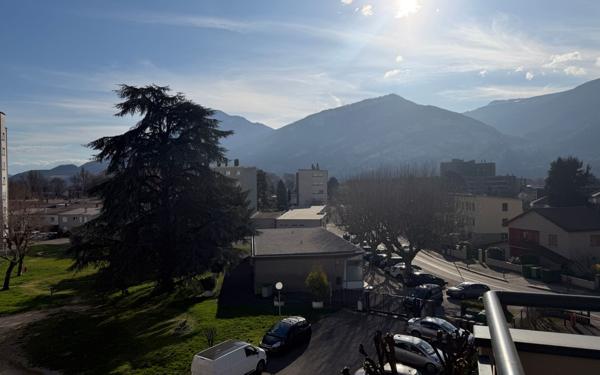 Appartement à vendre    3 pièces • 53 m2 Saint-Égrève