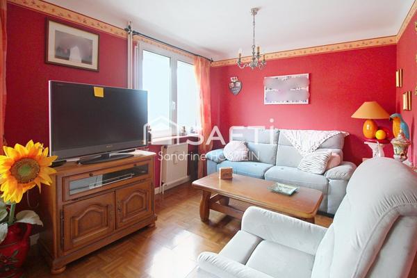 Maison jumelée de 100m2 hab avec grand garage, terrasse et jardin.