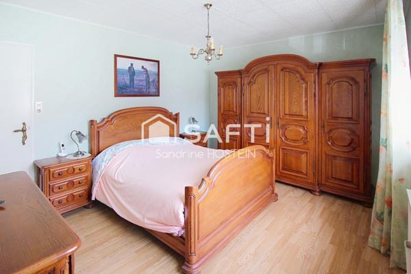 Maison jumelée de 100m2 hab avec grand garage, terrasse et jardin.