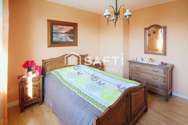 Maison jumelée de 100m2 hab avec grand garage, terrasse et jardin.