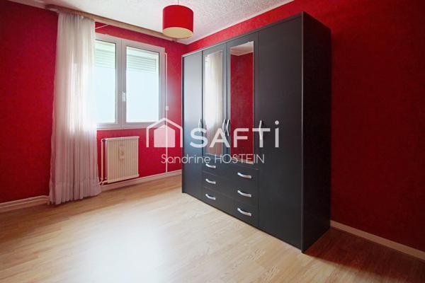 Maison jumelée de 100m2 hab avec grand garage, terrasse et jardin.