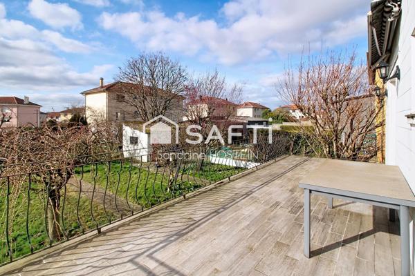 Maison jumelée de 100m2 hab avec grand garage, terrasse et jardin.