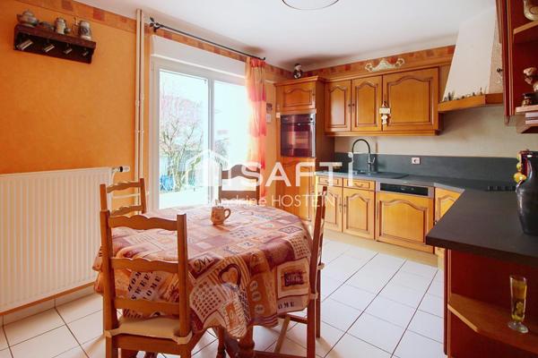 Maison jumelée de 100m2 hab avec grand garage, terrasse et jardin.