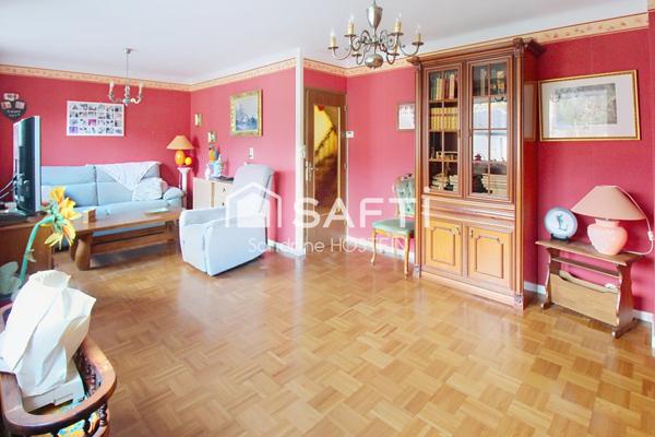 Maison jumelée de 100m2 hab avec grand garage, terrasse et jardin.