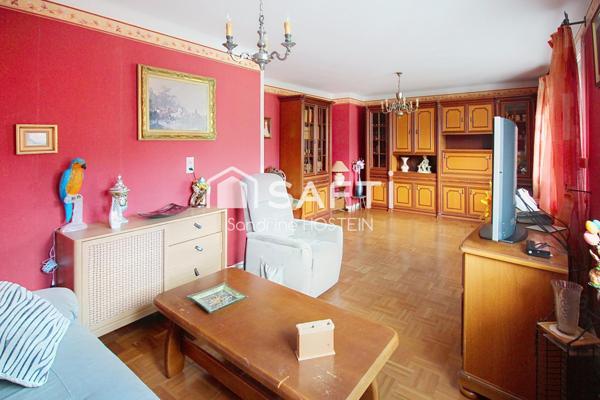 Maison jumelée de 100m2 hab avec grand garage, terrasse et jardin.