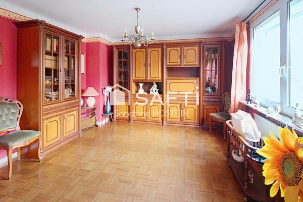 Maison jumelée de 100m2 hab avec grand garage, terrasse et jardin.