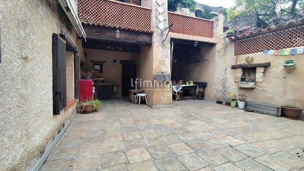 Maison de village 7 pièces + terrasses et garage.