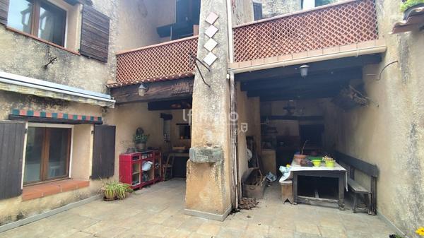 Maison de village 7 pièces + terrasses et garage.