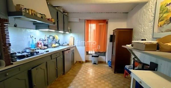 Maison de village 7 pièces + terrasses et garage.