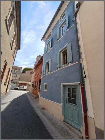 Maison de ville rénovée avec goût.