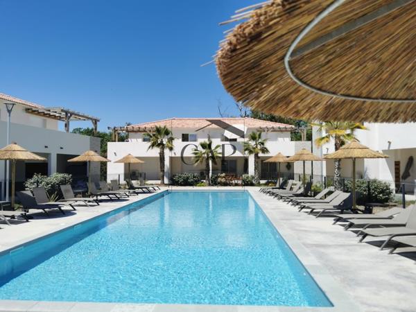 Marina di Bravone – T3 avec terrasse face piscine, parking et plage à proximité