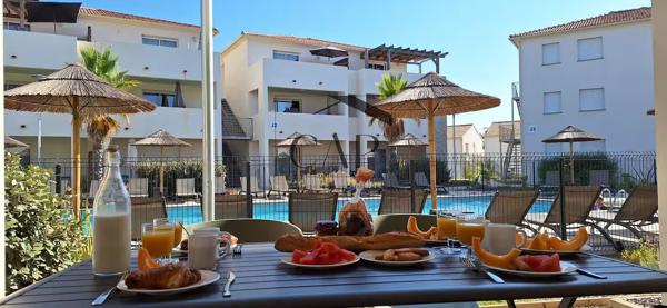 Marina di Bravone – T3 avec terrasse face piscine, parking et plage à proximité