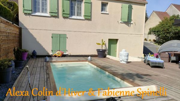 Pavillon sur sous-sol, piscine chauffée dans un village recherché du soissonnais