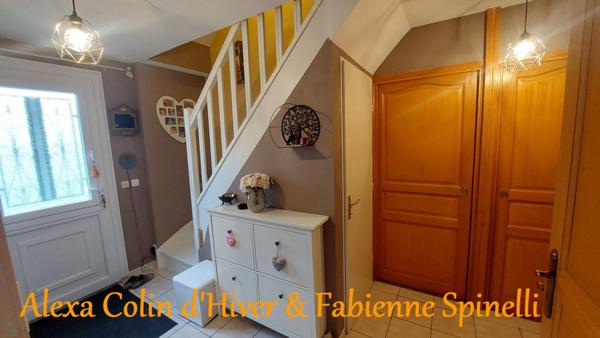 Pavillon sur sous-sol, piscine chauffée dans un village recherché du soissonnais