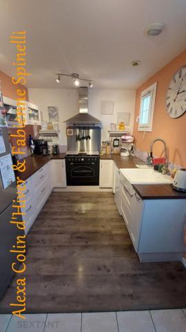 Pavillon sur sous-sol, piscine chauffée dans un village recherché du soissonnais