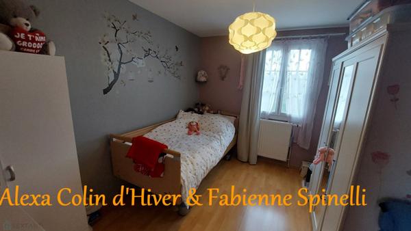 Pavillon sur sous-sol, piscine chauffée dans un village recherché du soissonnais