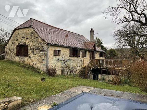 A VENDRE : Charmante propriété dans petit village, située au calme à environ 12 kilomètres au s...