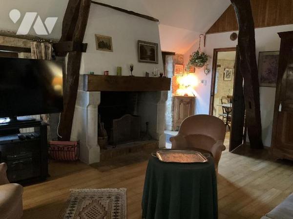 A VENDRE : Charmante propriété dans petit village, située au calme à environ 12 kilomètres au s...