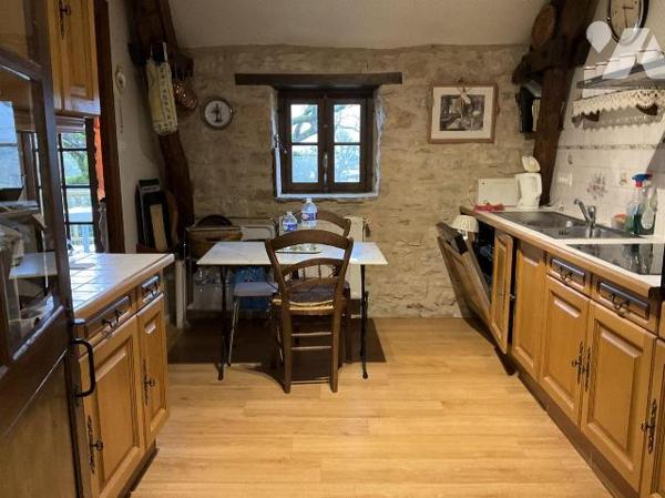 A VENDRE : Charmante propriété dans petit village, située au calme à environ 12 kilomètres au s...