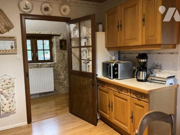 A VENDRE : Charmante propriété dans petit village, située au calme à environ 12 kilomètres au s...