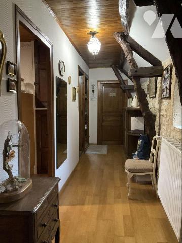 A VENDRE : Charmante propriété dans petit village, située au calme à environ 12 kilomètres au s...