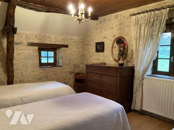 A VENDRE : Charmante propriété dans petit village, située au calme à environ 12 kilomètres au s...