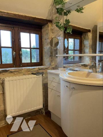 A VENDRE : Charmante propriété dans petit village, située au calme à environ 12 kilomètres au s...